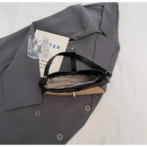 Detalle del bolso bicolor con forro de tela clara y bolsillo interior con cremallera