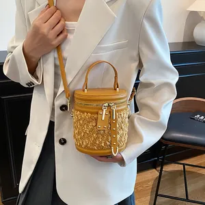Bolso cubo de cuero jengibre y piel de contraste con asa superior y correa cruzada
