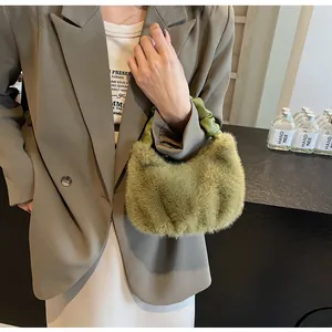 Détail du sac à main en peluche vert herbe avec fausse fourrure et poignée froncée