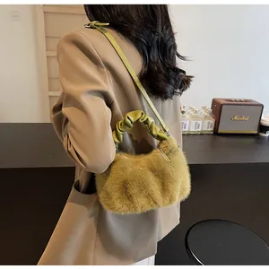 Vue détaillée du sac à main vert olive en peluche avec texture douce et anse plissée