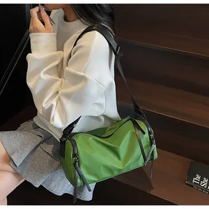 Bolso bandolera cilíndrico de nailon verde fruta impermeable con correa negra ajustable