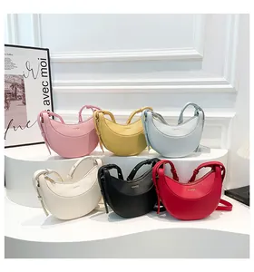 Détails des sacs demi-lune en six couleurs avec une texture raffinée en cuir litchi
