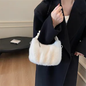 Sac à main chic en fausse fourrure blanche avec texture froncée et poignée souple