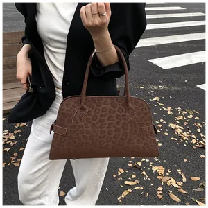 Elegante bolso de mano con estampado de leopardo, textura mate y estética retro vintage