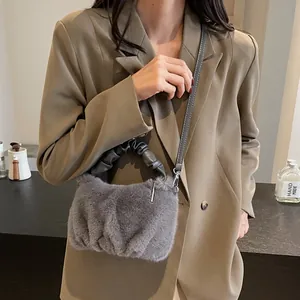 Sac bandoulière en fausse fourrure grise avec poignée plissée en cuir élégante