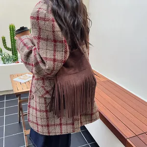 Bolso cubo vintage marrón oscuro con flecos largos y textura de ante para el otoño