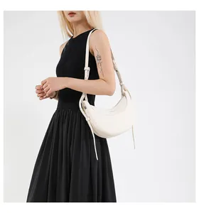 Détail du sac croissant blanc avec texture litchi et lettrage discret FASHION