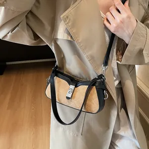 Bolso bandolera acolchado vintage caqui con ribete de cuero negro y cierre plateado