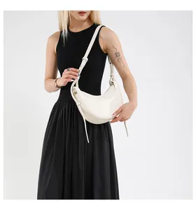 Sac à bandoulière demi-lune blanc en cuir texturé avec logo discret pour femme chic