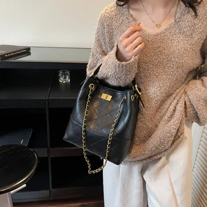 Bolso bombonera acolchado negro clásico con cadena dorada y costuras de rombos mujer