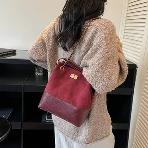 Bolso de cubo burdeos retro con costuras de rombos y correa de cadena de piel