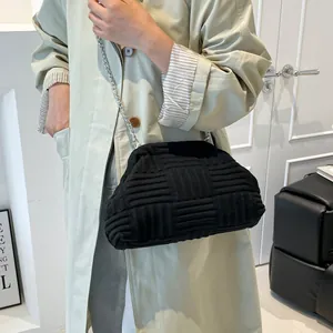 Bolso nube negro moderno con textura de toalla y cadena plateada mostrado en modelo