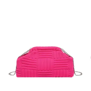 Bolso fucsia con textura tejida y correa de cadena de metal plateado para mujer