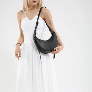 Sac bandoulière demi-lune noir chic en cuir grainé avec lettrage doré élégant