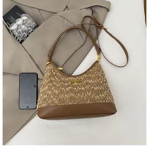 Detalle de textura de lana y cierre dorado en el bolso hobo marrón de contraste