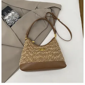 Detalle del bolso de hombro color caramelo de sherpa con cierre dorado y piel