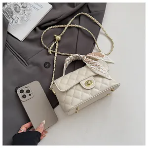 Sac bandoulière crème matelassé avec fermoir doré et détail foulard imprimé