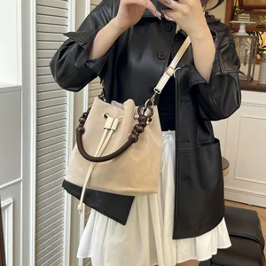 Bolso tipo cubo de ante beige con asa de cuentas de madera y correa ajustable