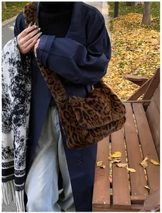 Primer plano del bolso tote de piel sintética de leopardo con textura suave de felpa y correa