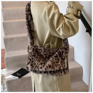 Vista trasera de una modelo con el bolso de leopardo de piel sintética y una gabardina caqui