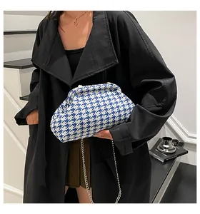 Detalle de bolso nube de pata de gallo azul con correa de cadena plateada fina