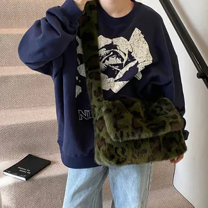 Bolso tote de piel sintética con estampado de leopardo verde y correa de felpa