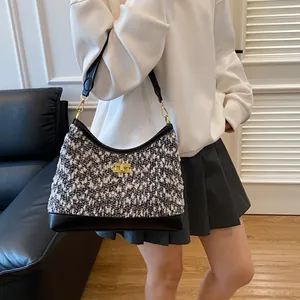 Bolso de hombro en tweed vintage con ribete de cuero negro y cierre giratorio dorado en
