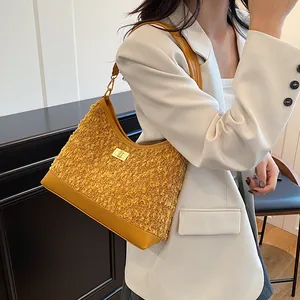 Bolso de hombro de lana amarilla con cierre giratorio dorado y ribete de cuero