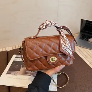 Sac à Épaule pour Femmes avec Matelassage en Losanges et Chaîne en Cuir PU Sac Bandoulière avec Poignée en Foulard de Satin Élégant Petit Sac à Main Carré