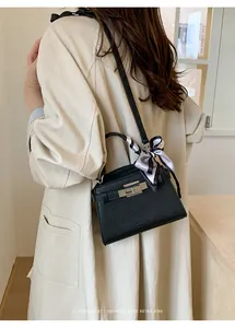 Bolso de cuero con diseño de lichi, cierre giratorio plateado y pañuelo de seda decorativo