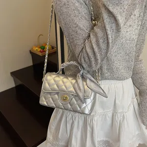 Sac à main matelassé argenté avec bandoulière chaîne dorée et décor de foulard en soie