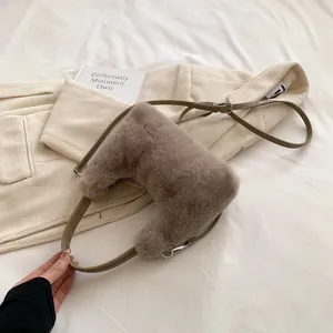 Détail de la texture pelucheuse marron et des finitions métalliques argentées du sac