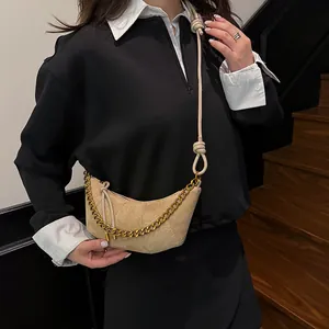 Bolso media luna beige mate con cadena dorada gruesa y correa de nudo ajustable