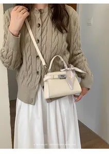 Bolso chic crema con textura lichi, asa de pañuelo de seda y cierre metálico
