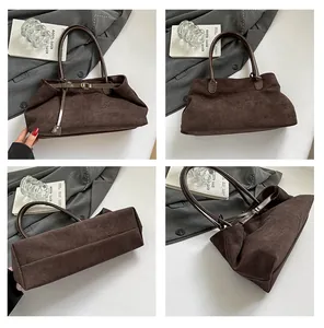 Detalle de bolso tote marrón mate que muestra el acabado texturizado y la hebilla decorativa