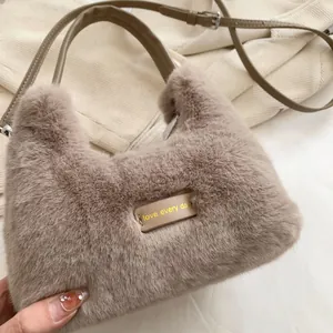 Gros plan du sac en peluche mocha avec patch en cuir love every day et fausse fourrure