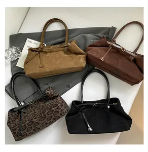 Bolsos tote grandes con estampado de leopardo y colores sólidos en ante sobre un traje