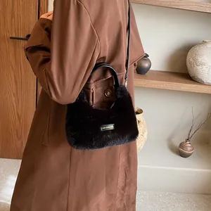 Sac à main chic en peluche noire avec étiquette love every day et bandoulière en cuir d'automne