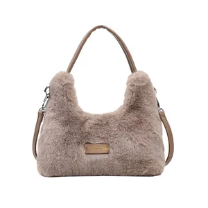 Sac bandoulière en peluche marron avec texture fausse fourrure et poignée en cuir