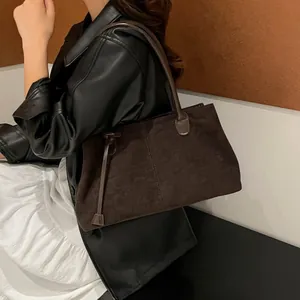 Bolso tote de ante marrón oscuro mate para mujer con correa de hombro de diseño retro
