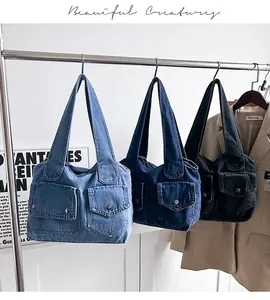 Detail von Denim-Einkaufstaschen mit zwei Fronttaschen und Vintage-Metallknöpfen in drei Farben