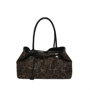 Bolso tote grande de leopardo para mujer con asas negras sobre fondo blanco limpio