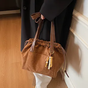 Bolso tote retro de ante marrón con cierre de cordón y colgantes de cuentas de colores
