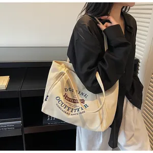 Vista detallada del bolso tote de lona vintage con estampados retro y correas resistentes