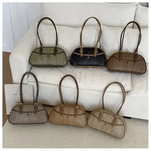 Détail de la texture tissée rétro sur des sacs portés épaule en plusieurs couleurs