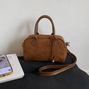 Bolso Boston de Cuero PU Vintage para Mujer Textura Mate Bolso de Hombro Cruzado con Colgante de Corazón Estilo Preppy