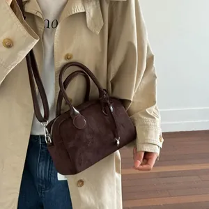 Bolso Boston de cuero esmerilado marrón café con asas redondas y correa de hombro