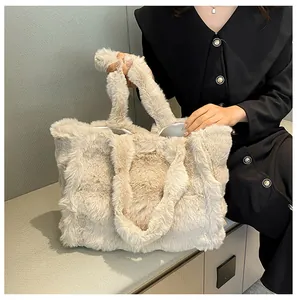 Detalle de bolso tote de piel sintética beige mostrando su textura suave y amplia