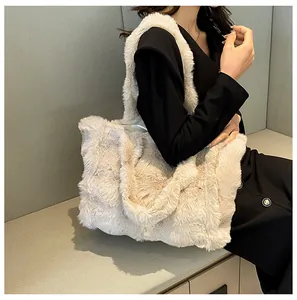 Primer plano de la suave textura de felpa del bolso tote crema para invierno