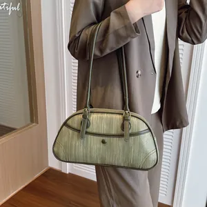 Sac à bandoulière tressé vert matcha rétro avec grande capacité et design incurvé